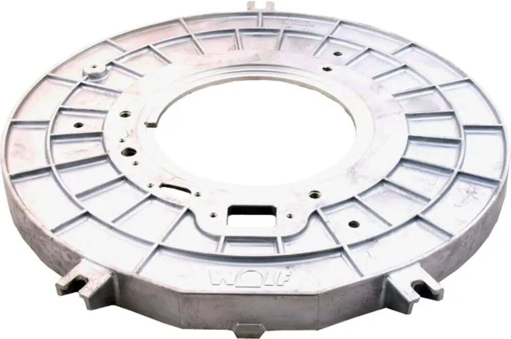 Brennkammerdeckel aus Aluminium mit markanter Struktur und montierbaren Anschlusslöchern, versehen mit der Aufschrift "Wolf".